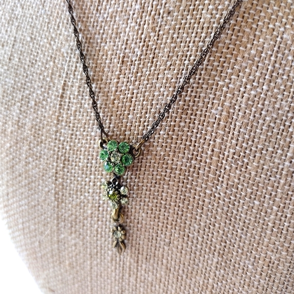 Floral Green Necklace - Picture 2 of 3